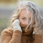 Ü60: Diese Grau-Blond-Mischung lässt graue Haare strahlen statt stumpf wirken