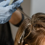 Mit 45: Dieser Farbton wirkt hart und betont jede Linie im Gesicht