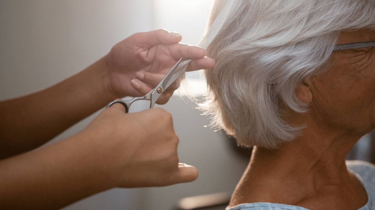 Shag-Schnitt für reife Frauen: Volumen