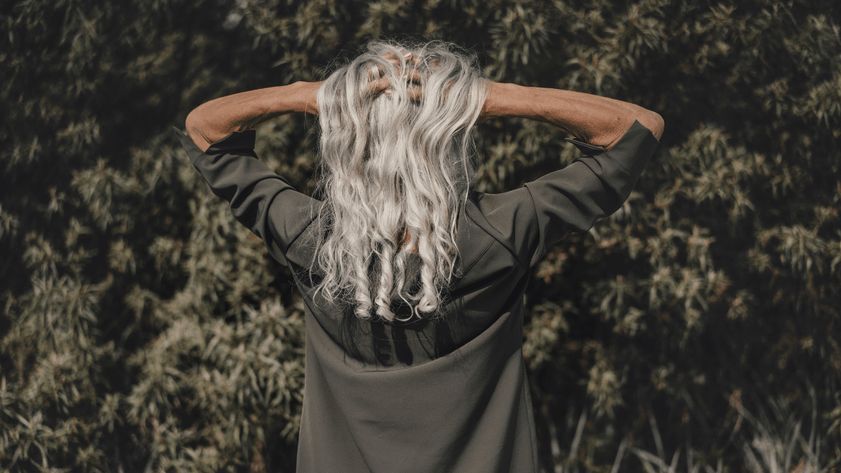 Pflanze, die graues Haar wiederbelebt