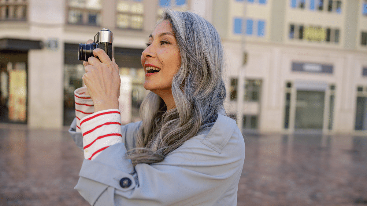 Graues Haar: natürliche Tipps, um es schöner zu machen.